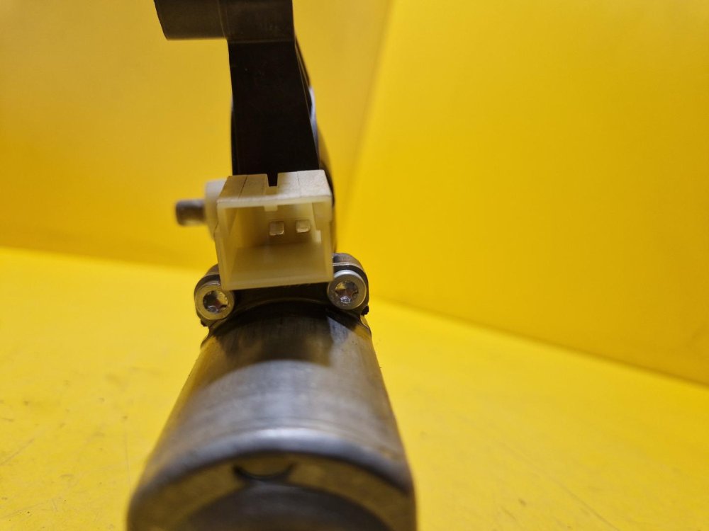 PRAVÝ PŘEDNÍ MOTOREK STAHOVAČKY OKNA 5Q0959802B - ŠKODA OCTAVIA III, SUPERB III, KODIAQ / VW TOURAN II, TIGUAN II, GOLF VII / SEAT LEON III, ATECA / AUDI A3 III, TT III, Q2 - 19455