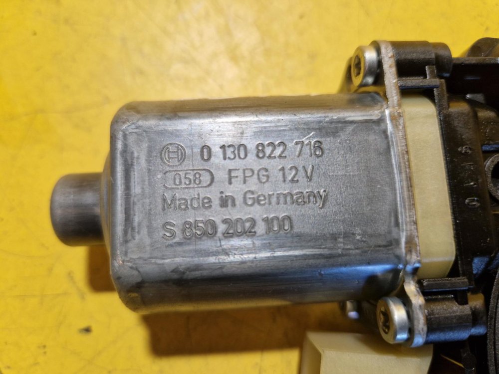 PRAVÝ PŘEDNÍ MOTOREK STAHOVAČKY OKNA 5Q0959802B - ŠKODA OCTAVIA III, SUPERB III, KODIAQ / VW TOURAN II, TIGUAN II, GOLF VII / SEAT LEON III, ATECA / AUDI A3 III, TT III, Q2 - 19455