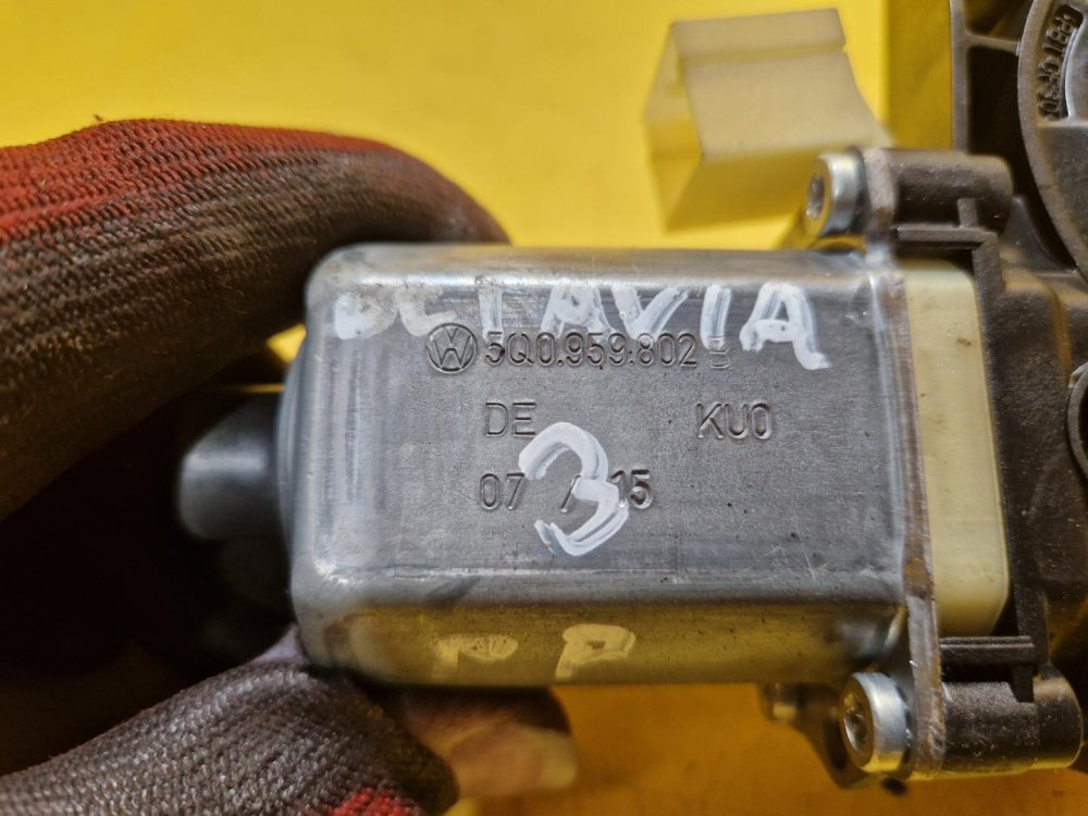 PRAVÝ PŘEDNÍ MOTOREK STAHOVAČKY OKNA 5Q0959802B - ŠKODA OCTAVIA III, SUPERB III, KODIAQ / VW TOURAN II, TIGUAN II, GOLF VII / SEAT LEON III, ATECA / AUDI A3 III, TT III, Q2 - 19455