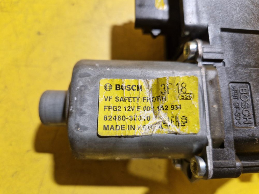 PRAVÝ PŘEDNÍ MOTOREK STAHOVAČKY OKNA S JEDNOTKOU 82460-3Z010 HYUNDAI I40 - 18347