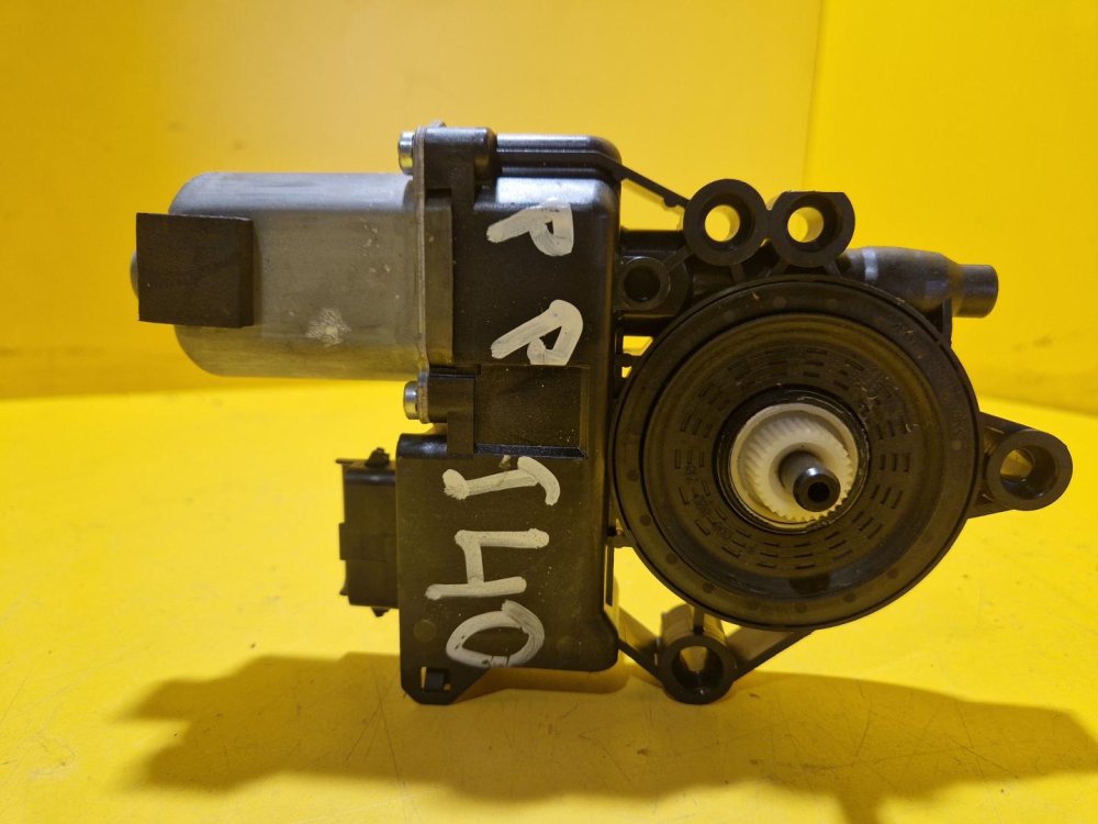 PRAVÝ PŘEDNÍ MOTOREK STAHOVAČKY OKNA S JEDNOTKOU 82460-3Z010 HYUNDAI I40 - 18347