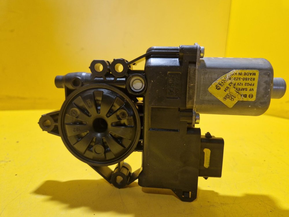 PRAVÝ PŘEDNÍ MOTOREK STAHOVAČKY OKNA S JEDNOTKOU 82460-3Z010 HYUNDAI I40 - 18347