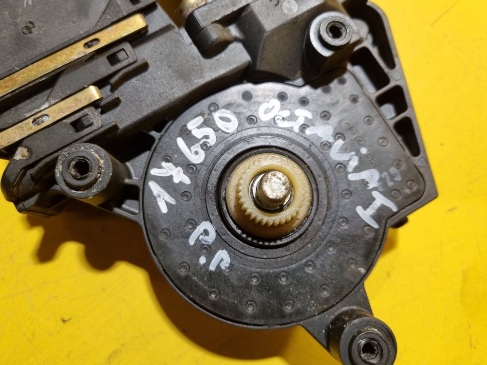 PRAVÝ PŘEDNÍ MOTOREK STAHOVAČKY OKNA S JEDNOTKOU ŠKODA OCTAVIA I - 16750 PRAVÝ PŘEDNÍ MOTOREK STAHOVAČKY OKNA S JEDNOTKOU ŠKODA OCTAVIA I - 16750