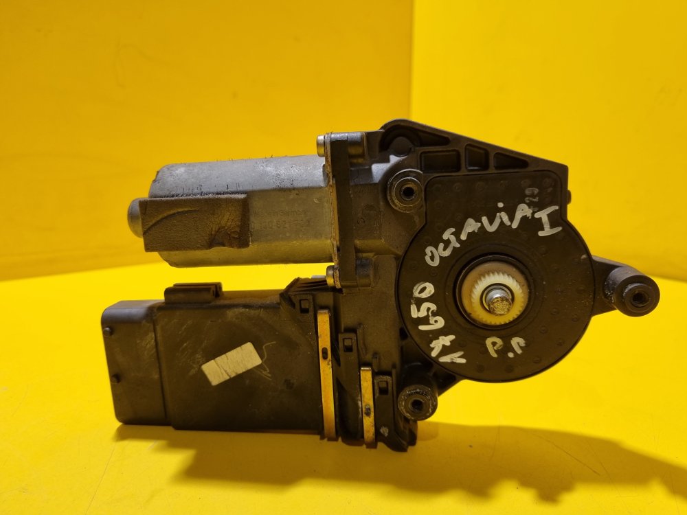 PRAVÝ PŘEDNÍ MOTOREK STAHOVAČKY OKNA S JEDNOTKOU ŠKODA OCTAVIA I - 16750 PRAVÝ PŘEDNÍ MOTOREK STAHOVAČKY OKNA S JEDNOTKOU ŠKODA OCTAVIA I - 16750