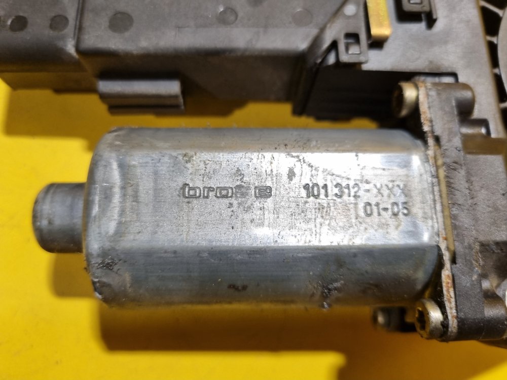 PRAVÝ PŘEDNÍ MOTOREK STAHOVAČKY OKNA S JEDNOTKOU ŠKODA OCTAVIA I - 16750 PRAVÝ PŘEDNÍ MOTOREK STAHOVAČKY OKNA S JEDNOTKOU ŠKODA OCTAVIA I - 16750