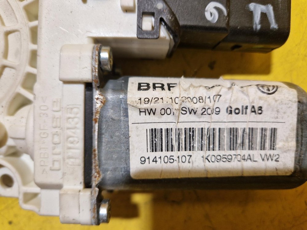 PRAVÝ ZADNÍ MOTOREK STAHOVAČKY OKNA 1K0959704AL - VW GOLF V, GOLF VI, GOLF PLUS - 20442 PRAVÝ ZADNÍ MOTOREK STAHOVAČKY OKNA 1K0959704AL - VW GOLF V, GOLF VI, GOLF PLUS - 20442