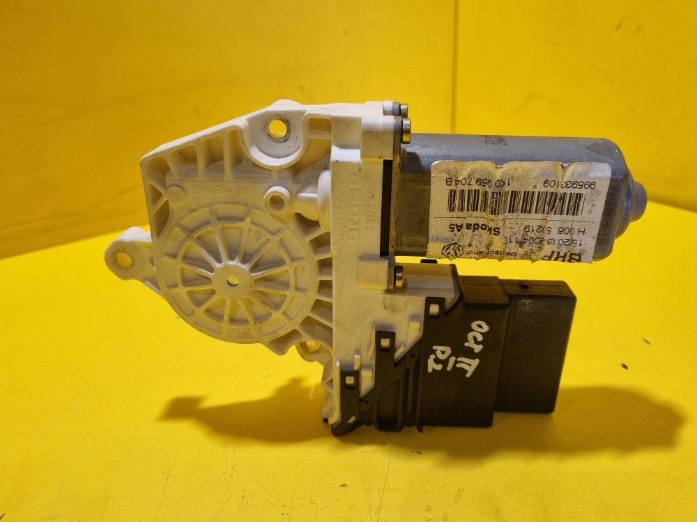 PRAVÝ ZADNÍ MOTOREK STAHOVAČKY OKNA 1K0959704B - ŠKODA OCTAVIA II / VW GOLF V, TOURAN I / SEAT ALTEA, TOLEDO III - 17754 PRAVÝ ZADNÍ MOTOREK STAHOVAČKY OKNA 1K0959704B - ŠKODA OCTAVIA II / VW GOLF V, TOURAN I / SEAT ALTEA, TOLEDO III - 17754