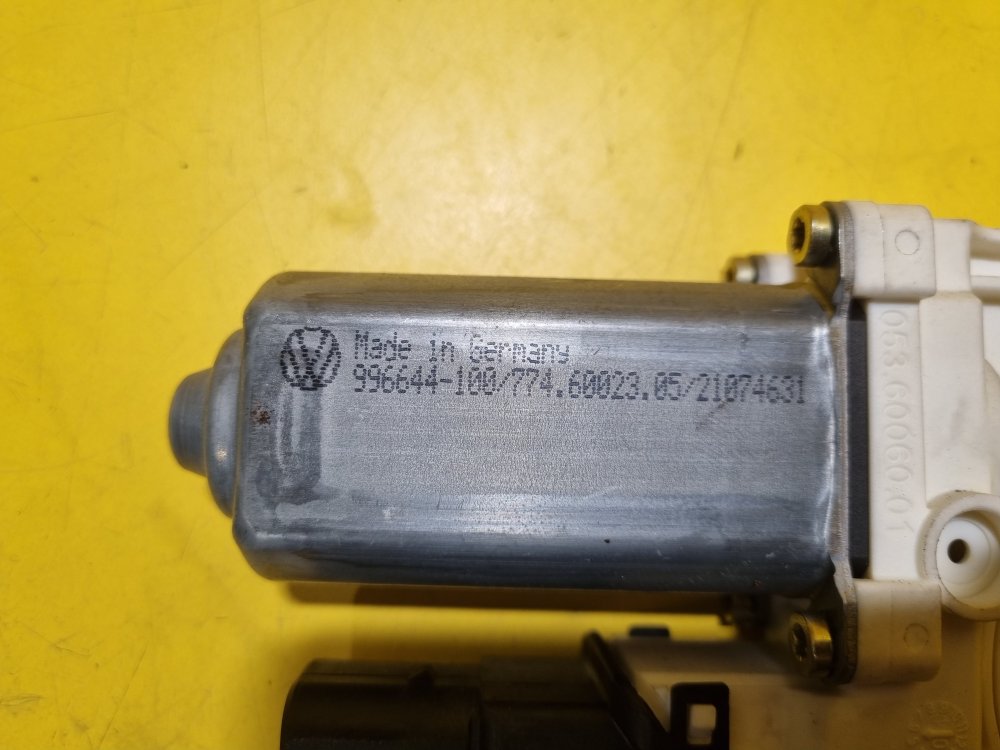 PRAVÝ ZADNÍ MOTOREK STAHOVAČKY OKNA 1K0959704B - ŠKODA OCTAVIA II / VW GOLF V, TOURAN I / SEAT ALTEA, TOLEDO III - 17754 PRAVÝ ZADNÍ MOTOREK STAHOVAČKY OKNA 1K0959704B - ŠKODA OCTAVIA II / VW GOLF V, TOURAN I / SEAT ALTEA, TOLEDO III - 17754