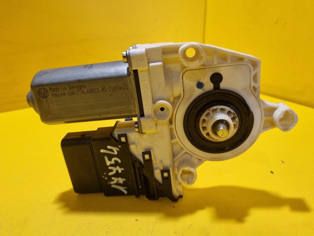 PRAVÝ ZADNÍ MOTOREK STAHOVAČKY OKNA 1K0959704B - ŠKODA OCTAVIA II / VW GOLF V, TOURAN I / SEAT ALTEA, TOLEDO III - 17754 PRAVÝ ZADNÍ MOTOREK STAHOVAČKY OKNA 1K0959704B - ŠKODA OCTAVIA II / VW GOLF V, TOURAN I / SEAT ALTEA, TOLEDO III - 17754