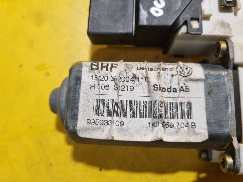 PRAVÝ ZADNÍ MOTOREK STAHOVAČKY OKNA 1K0959704B - ŠKODA OCTAVIA II / VW GOLF V, TOURAN I / SEAT ALTEA, TOLEDO III - 17754 PRAVÝ ZADNÍ MOTOREK STAHOVAČKY OKNA 1K0959704B - ŠKODA OCTAVIA II / VW GOLF V, TOURAN I / SEAT ALTEA, TOLEDO III - 17754