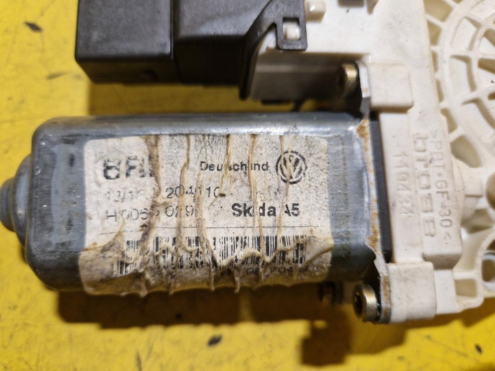 PRAVÝ ZADNÍ MOTOREK STAHOVAČKY OKNA 1K0959704B - ŠKODA OCTAVIA II / VW GOLF V, TOURAN I / SEAT ALTEA, TOLEDO III - 20535 PRAVÝ ZADNÍ MOTOREK STAHOVAČKY OKNA 1K0959704B - ŠKODA OCTAVIA II / VW GOLF V, TOURAN I / SEAT ALTEA, TOLEDO III - 20535