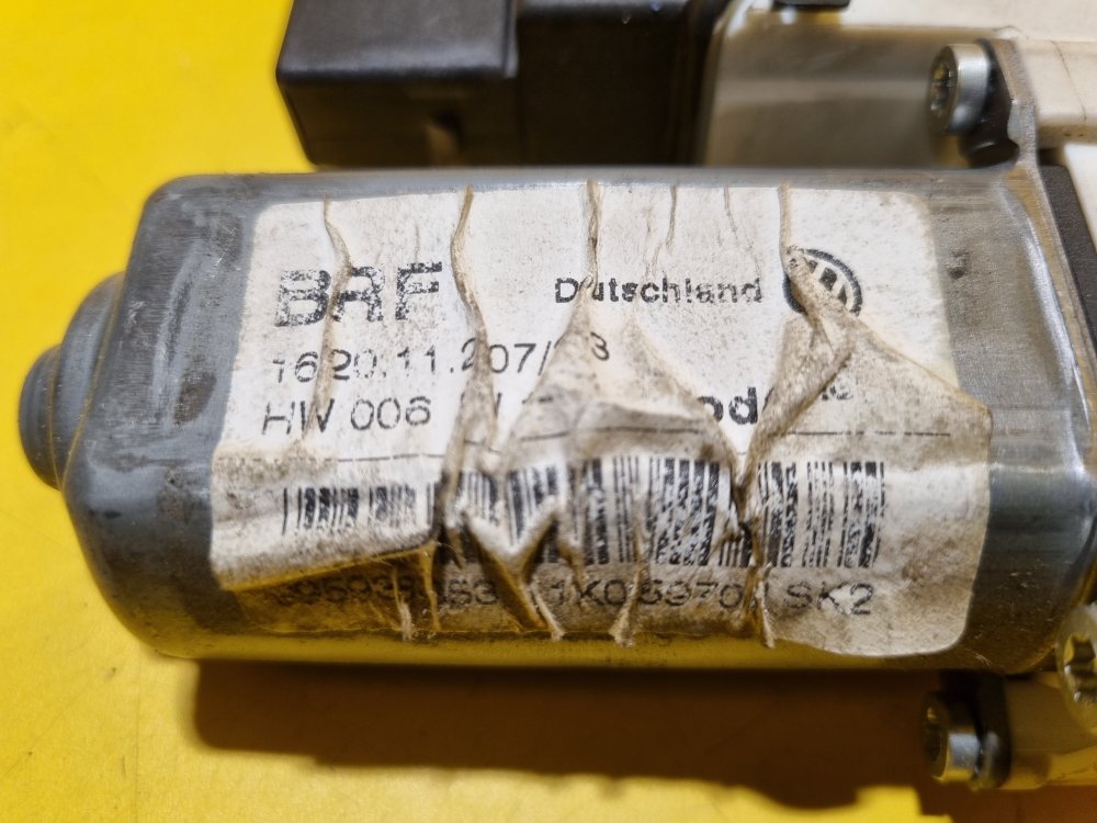 PRAVÝ ZADNÍ MOTOREK STAHOVAČKY OKNA 1K0959704E - ŠKODA OCTAVIA II / VW GOLF V, TOURAN I / SEAT ALTEA, TOLEDO III - 17656 PRAVÝ ZADNÍ MOTOREK STAHOVAČKY OKNA 1K0959704E - ŠKODA OCTAVIA II / VW GOLF V, TOURAN I / SEAT ALTEA, TOLEDO III - 17656