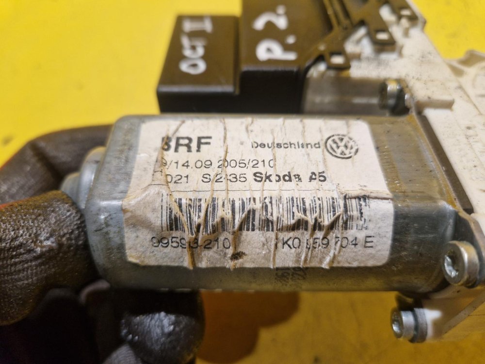 PRAVÝ ZADNÍ MOTOREK STAHOVAČKY OKNA 1K0959704E - ŠKODA OCTAVIA II / VW GOLF V, TOURAN I / SEAT ALTEA, TOLEDO III - 18770