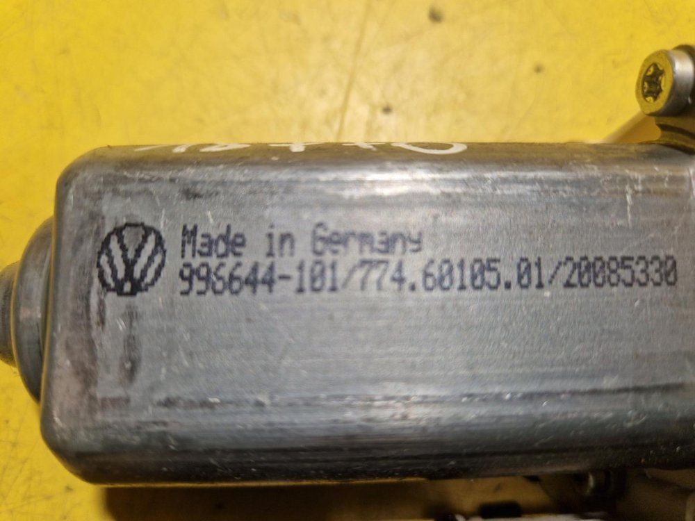 PRAVÝ ZADNÍ MOTOREK STAHOVAČKY OKNA 1K0959704E - ŠKODA OCTAVIA II / VW GOLF V, TOURAN I / SEAT ALTEA, TOLEDO III - 18770