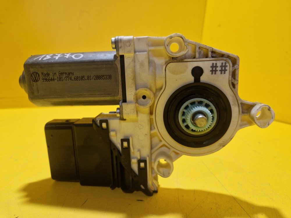 PRAVÝ ZADNÍ MOTOREK STAHOVAČKY OKNA 1K0959704E - ŠKODA OCTAVIA II / VW GOLF V, TOURAN I / SEAT ALTEA, TOLEDO III - 18770