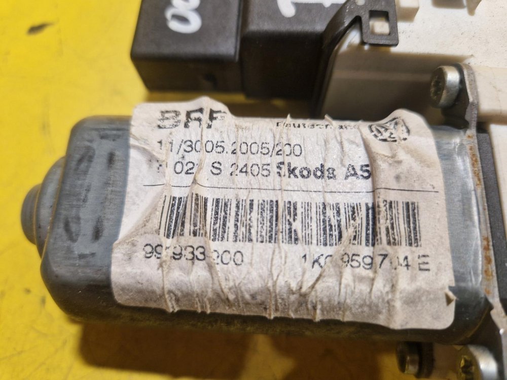 PRAVÝ ZADNÍ MOTOREK STAHOVAČKY OKNA 1K0959704E - ŠKODA OCTAVIA II / VW GOLF V, TOURAN I / SEAT ALTEA, TOLEDO III - 18771 PRAVÝ ZADNÍ MOTOREK STAHOVAČKY OKNA 1K0959704E - ŠKODA OCTAVIA II / VW GOLF V, TOURAN I / SEAT ALTEA, TOLEDO III - 18771