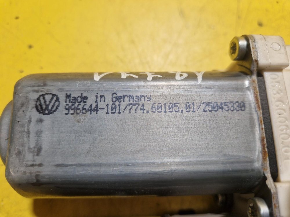 PRAVÝ ZADNÍ MOTOREK STAHOVAČKY OKNA 1K0959704E - ŠKODA OCTAVIA II / VW GOLF V, TOURAN I / SEAT ALTEA, TOLEDO III - 18771 PRAVÝ ZADNÍ MOTOREK STAHOVAČKY OKNA 1K0959704E - ŠKODA OCTAVIA II / VW GOLF V, TOURAN I / SEAT ALTEA, TOLEDO III - 18771