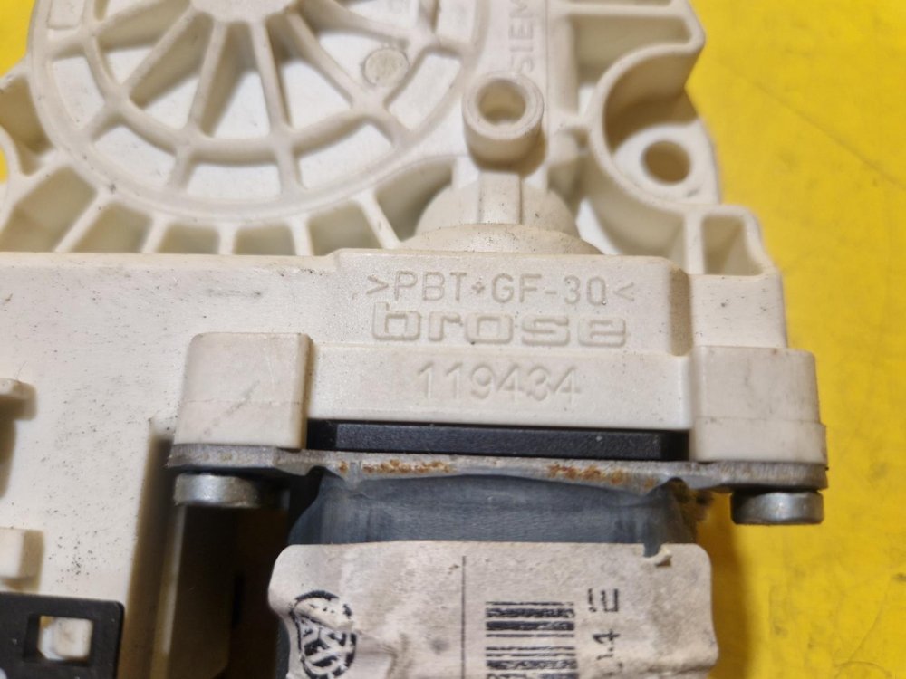 PRAVÝ ZADNÍ MOTOREK STAHOVAČKY OKNA 1K0959704E - ŠKODA OCTAVIA II / VW GOLF V, TOURAN I / SEAT ALTEA, TOLEDO III - 18771 PRAVÝ ZADNÍ MOTOREK STAHOVAČKY OKNA 1K0959704E - ŠKODA OCTAVIA II / VW GOLF V, TOURAN I / SEAT ALTEA, TOLEDO III - 18771