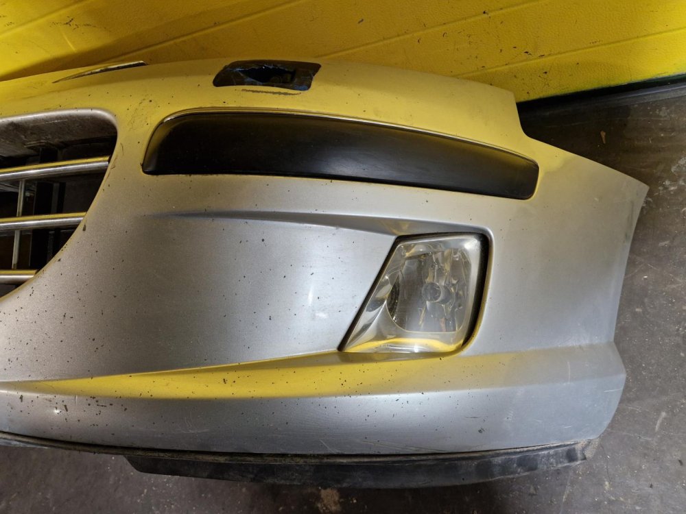 PŘEDNÍ NÁRAZNÍK PEUGEOT 407, STŘÍBRNÝ EZRC, S OSTŘIKOVAČI, S MLHOVKAMI - 20367