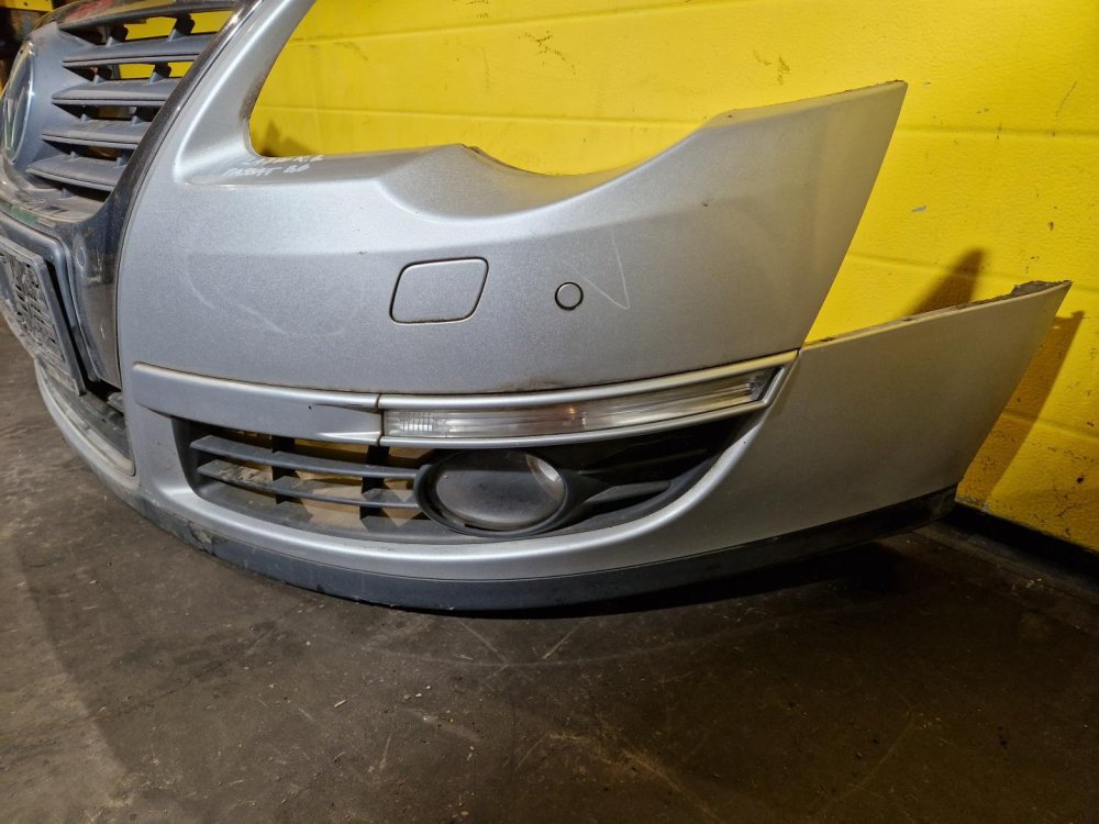 PŘEDNÍ NÁRAZNÍK VW PASSAT B6, STŘÍBRNÝ LA7W, SE SENZORY, S MLHOVKAMI, S OSŘIKOVAČI - 20473