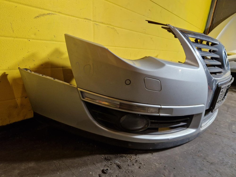 PŘEDNÍ NÁRAZNÍK VW PASSAT B6, STŘÍBRNÝ LA7W, SE SENZORY, S MLHOVKAMI, S OSŘIKOVAČI - 20473