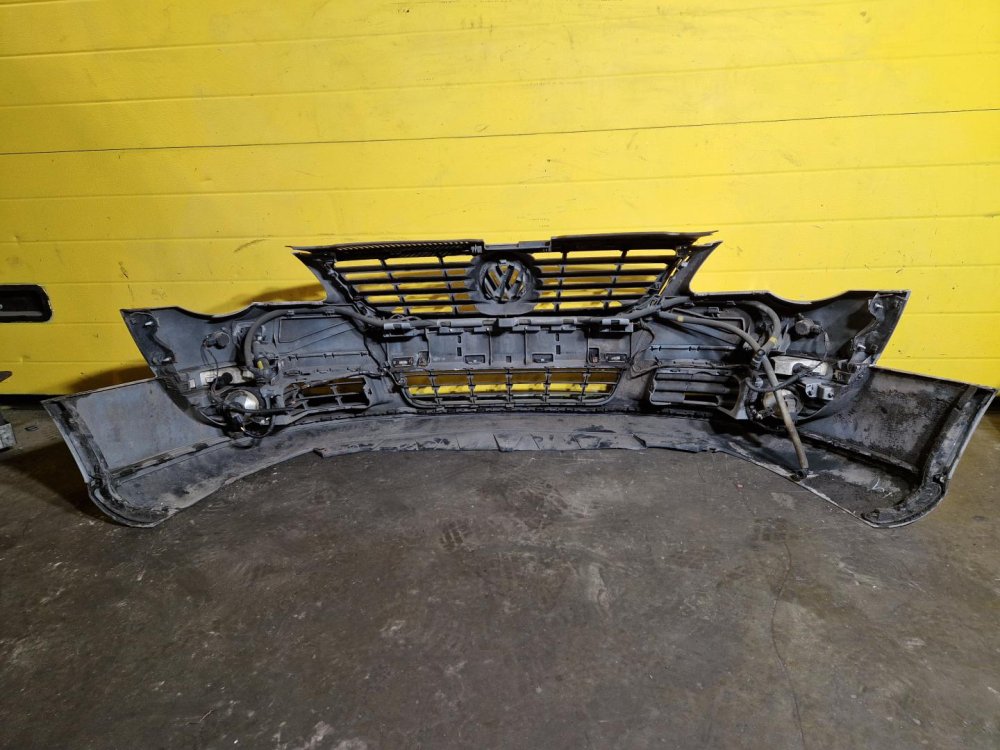 PŘEDNÍ NÁRAZNÍK VW PASSAT B6, STŘÍBRNÝ LA7W, SE SENZORY, S MLHOVKAMI, S OSŘIKOVAČI - 20473