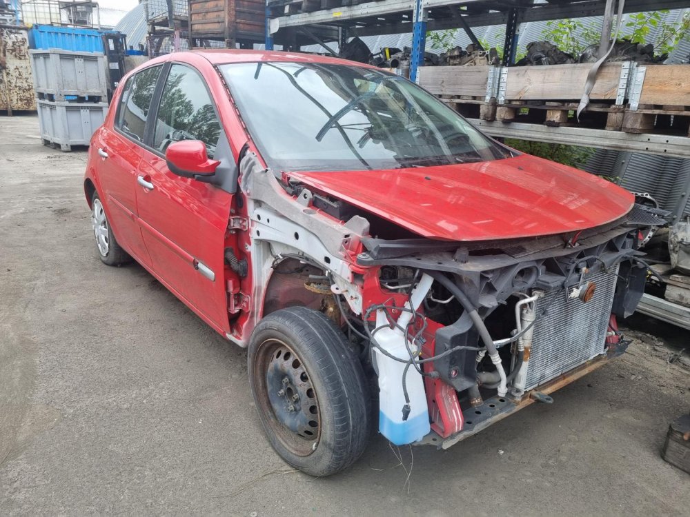 Renault Clio III 1.2 ( D4F D 7 ) 55kW r.2011 červená na náhradní díly