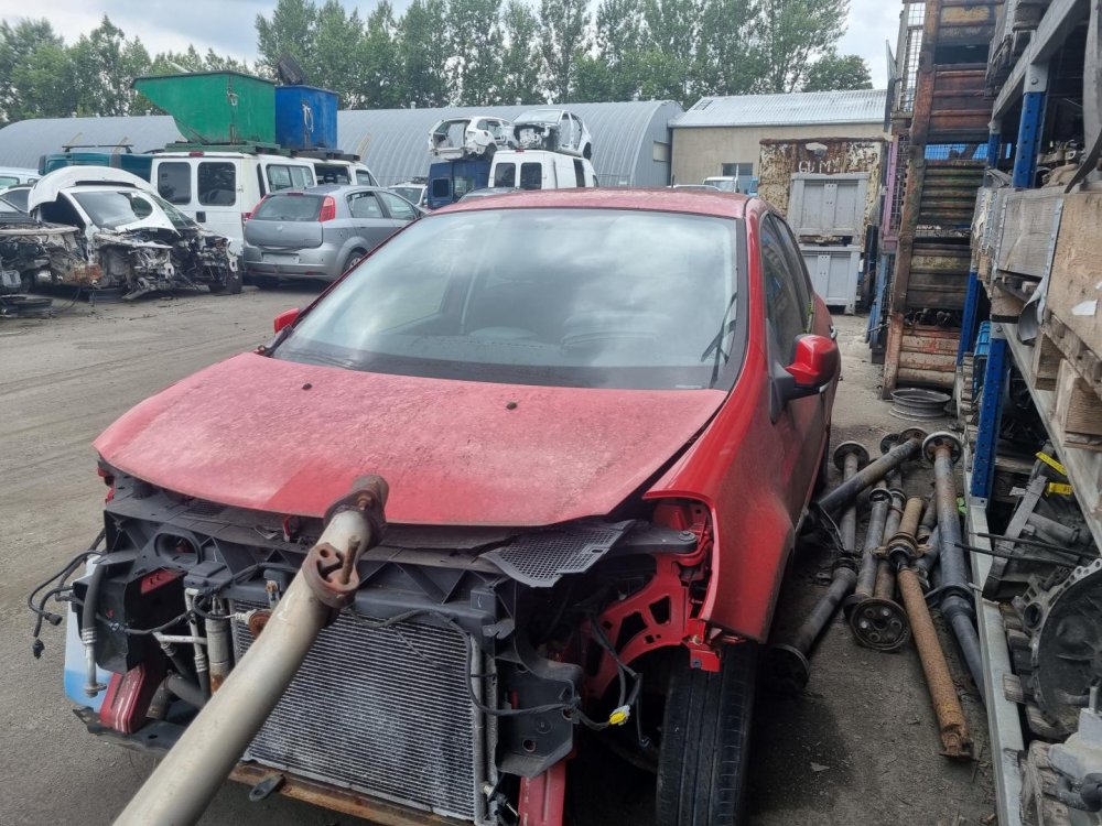 Renault Clio III 1.2 ( D4F D 7 ) 55kW r.2011 červená na náhradní díly