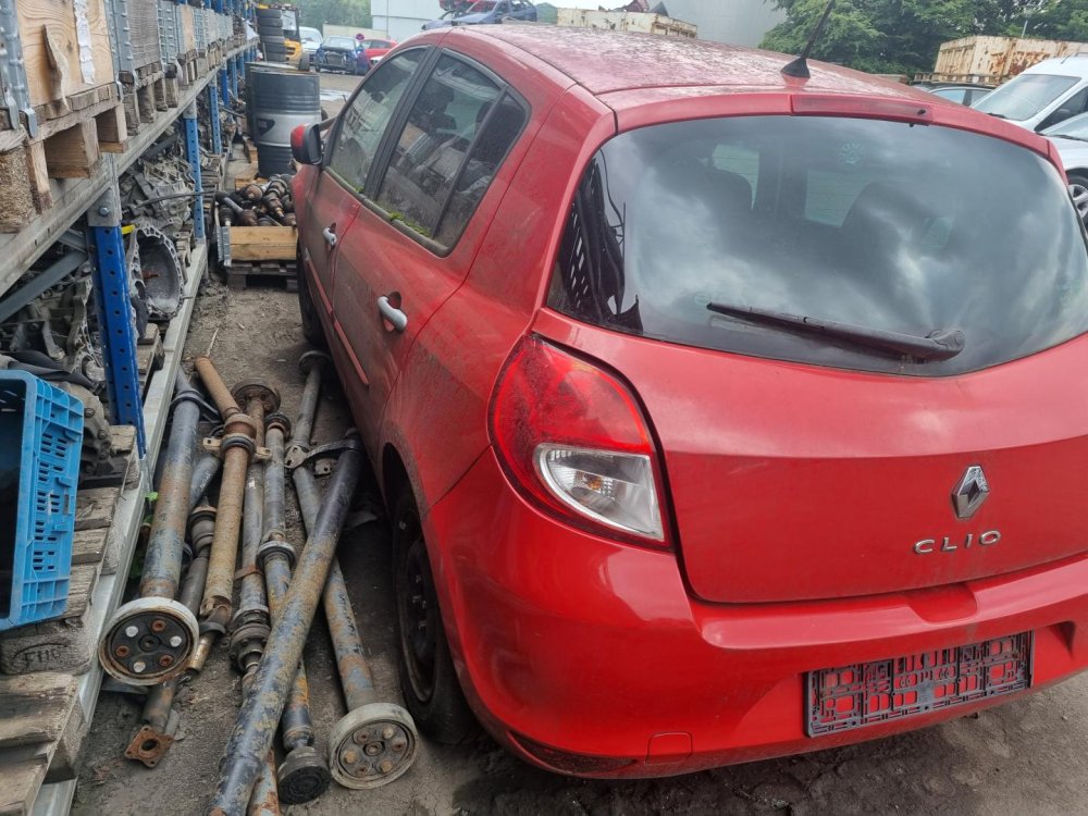 Renault Clio III 1.2 ( D4F D 7 ) 55kW r.2011 červená na náhradní díly