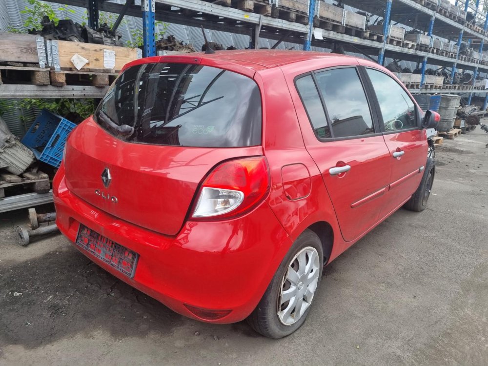 Renault Clio III 1.2 ( D4F D 7 ) 55kW r.2011 červená na náhradní díly