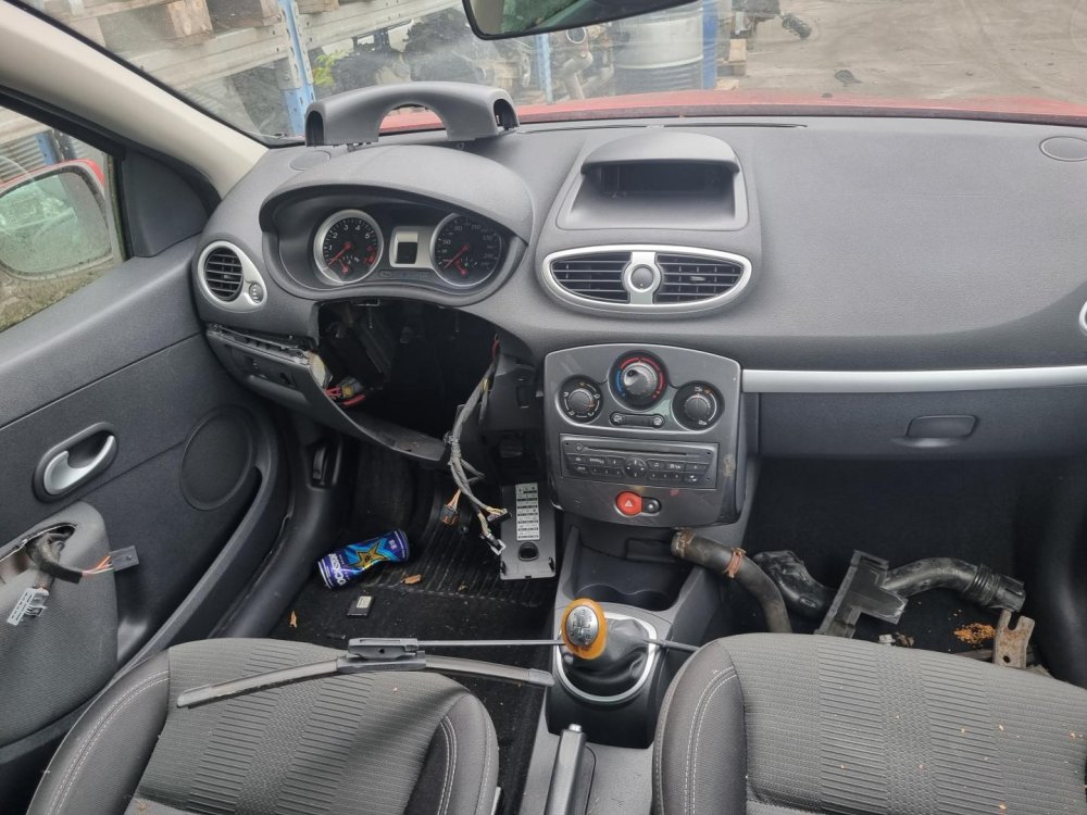 Renault Clio III 1.2 ( D4F D 7 ) 55kW r.2011 červená na náhradní díly
