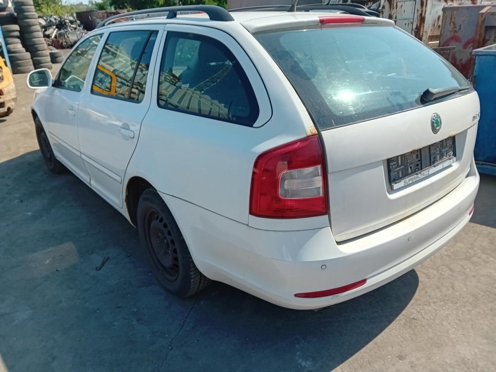 Škoda Octavia II facelift 1.6 TDi (CAYC ) 77kW r.2011 bílá na náhradní díly
