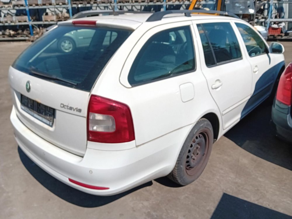 Škoda Octavia II facelift 1.6 TDi (CAYC ) 77kW r.2011 bílá na náhradní díly