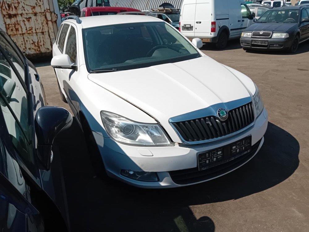 Škoda Octavia II facelift 1.6 TDi (CAYC ) 77kW r.2011 bílá na náhradní díly