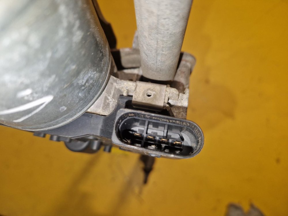 TÁHLA STĚRAČŮ S MOTORKEM 1K1955119B VW GOLF V, VI, JETTA III, SCIROCCO III / ŠKODA OCTAVIA II - 18150