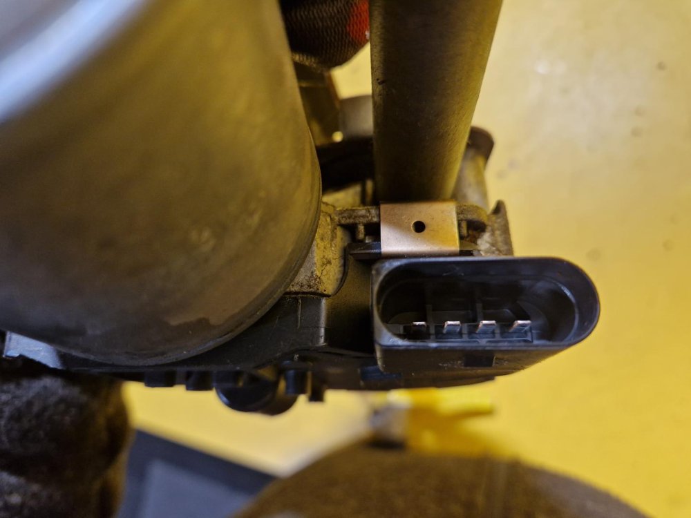 TÁHLA STĚRAČŮ S MOTORKEM 1Z1955119A - ŠKODA OCTAVIA II - 18696