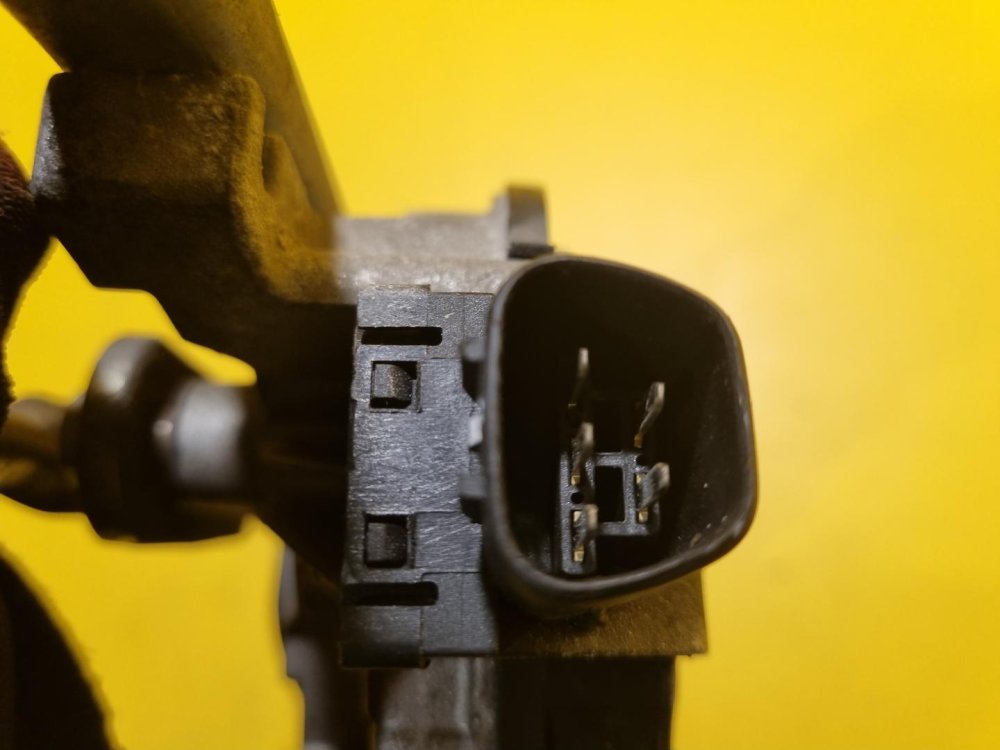 TÁHLA STĚRAČŮ S MOTORKEM 851100F020 TOYOTA COROLLA VERSO II - 17027