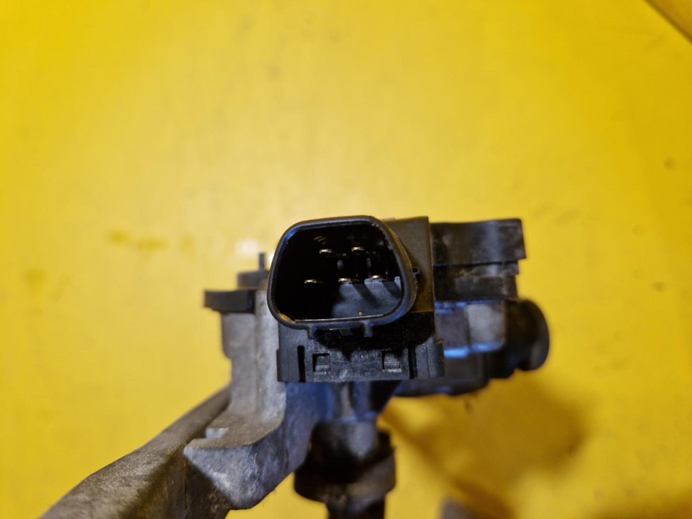 TÁHLA STĚRAČŮ S MOTORKEM 8511013100 TOYOTA VERSO I - 19523 TÁHLA STĚRAČŮ S MOTORKEM 8511013100 TOYOTA VERSO I - 19523