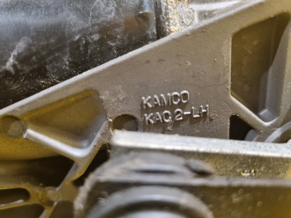 TÁHLA STĚRAČŮ S MOTORKEM 981204D000 KIA CARNIVAL III - 17895 TÁHLA STĚRAČŮ S MOTORKEM 981204D000 KIA CARNIVAL III - 17895