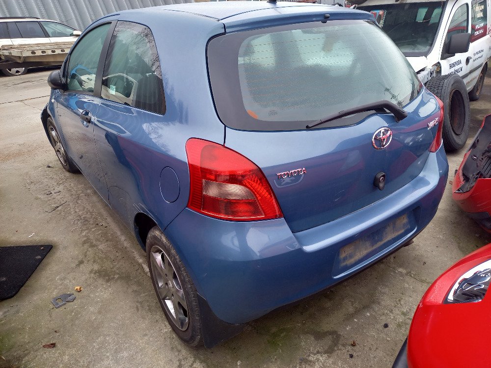 Toyota Yaris 1.3 ( 2SZ ) 64kW r.2008 modrá 83 na náhradní díly 